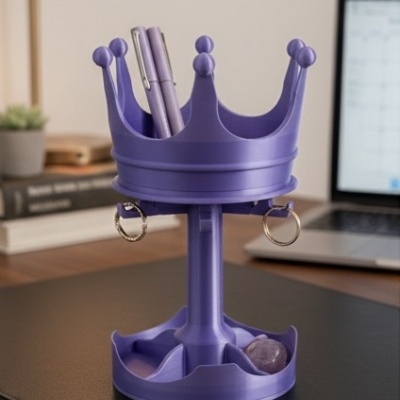 Organizador de secretária roxo em forma de coroa com canetas e argolas metálicas