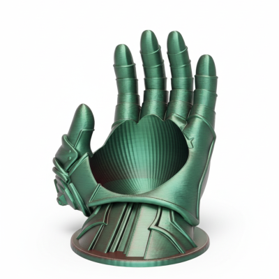 Escultura de mão verde metálica com base circular