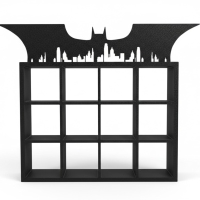 Estante preta com design Batman e silhueta da cidade no topo