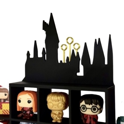 Estante preta com figura do castelo de Hogwarts e bonecos Funko Pop de Harry Potter.