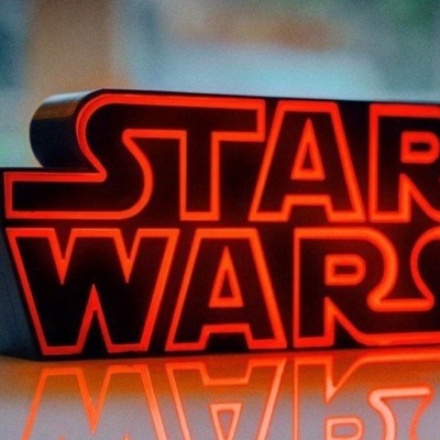 Luz neon STAR WARS vermelha sobre base preta