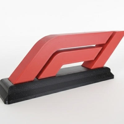 Logótipo F1 vermelho em base preta sobre fundo branco