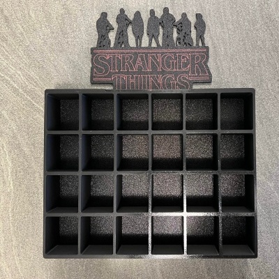 Organizador preto com divisórias e placa decorativa Stranger Things