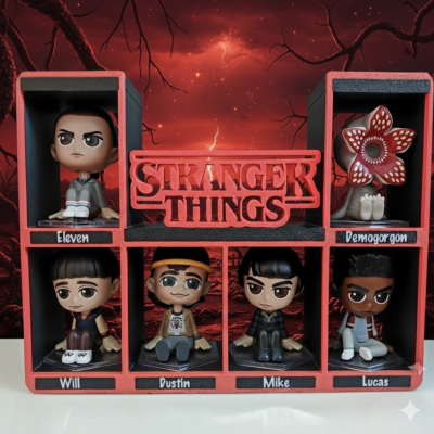 Figuras colecionáveis dos personagens de Stranger Things em prateleiras vermelhas