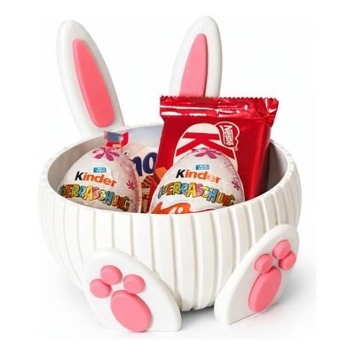 Cesta de ovo branca com orelhas e patas de coelho rosa, com ovos Kinder e chocolate Nestlé dentro
