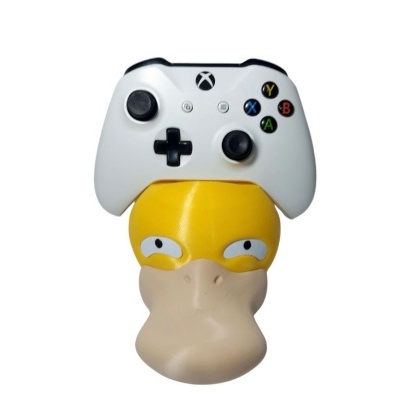 Comando Xbox branco com botões coloridos Y, X, B, A apoiado na figura de Psyduck.