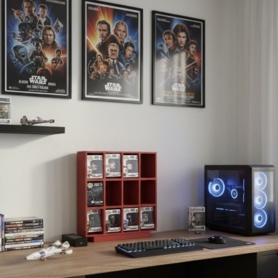 Mesa de madeira com teclado, rato, caixa PC iluminada, estante vermelha com figuras Funko Pop, posters Star Wars e cortinas brancas.