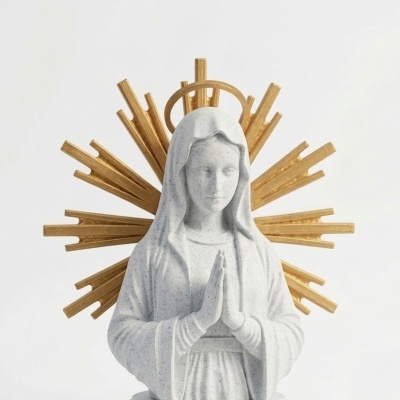 Estátua branca de Nossa Senhora com halo dourado