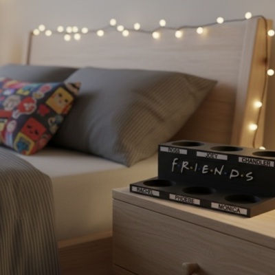 Suporte de copos FRIENDS em mesa de cabeceira num quarto moderno
