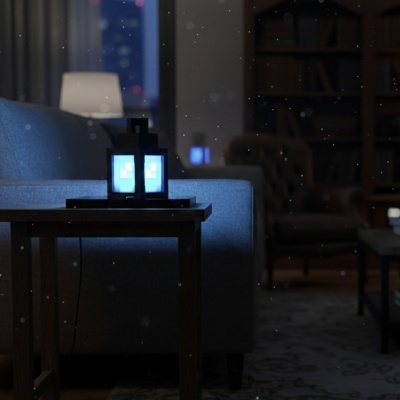 Lanterna decorativa luminosa azul numa mesa de madeira ao lado de sofá cinzento