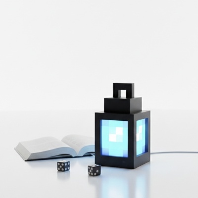 Luminária preta com painéis azuis pixelizados, livro aberto e dois dados sobre superfície branca