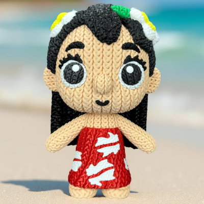 Boneco de tricot com vestido vermelho e flores na cabeça em praia