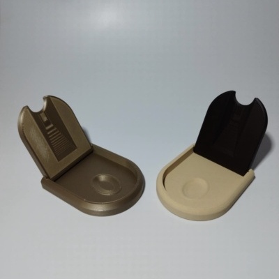 Dois suportes de plástico castanhos e bege em fundo branco