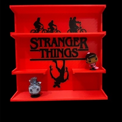 Estante vermelha Stranger Things com miniaturas Funko Pop.