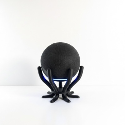 Coluna inteligente esférica preta num suporte de pernas preto com luz LED azul