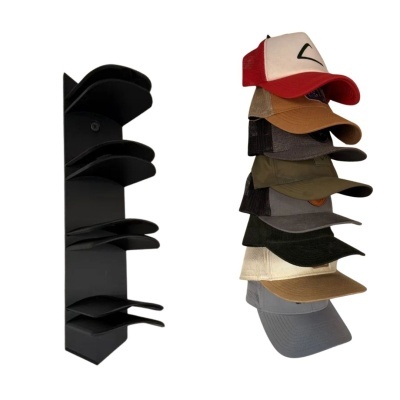 Suporte para bonés preto com vários bonés empilhados coloridos