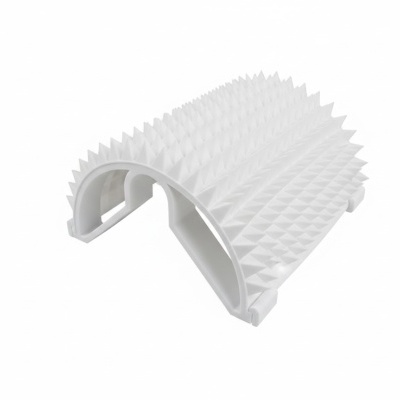 Peça plástica branca curvada com textura triangular afiada