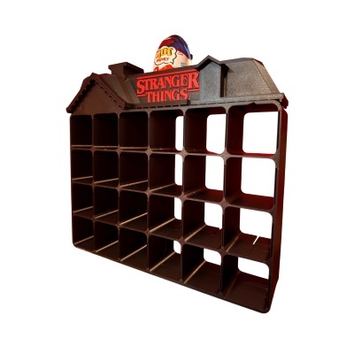 Estante preta de plástico para arrumação com design de casa e texto STRANGER THINGS em vermelho no topo.