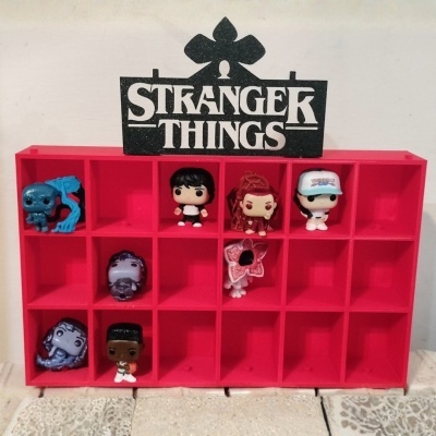 Organizador vermelho com figuras Funko Pop da série STRANGER THINGS