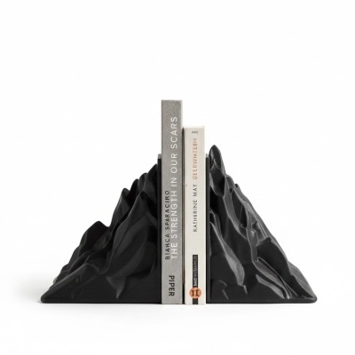 Aparadores de livros em formato de montanha preta que seguram dois livros