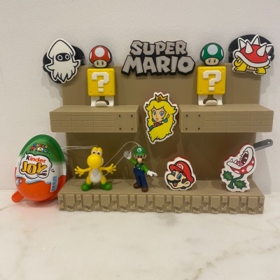 Display de brinquedos Super Mario com figuras miniatura e ovo Kinder Joy