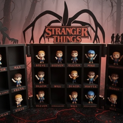 Expositor preto com figuras de Stranger Things e nomes de personagens