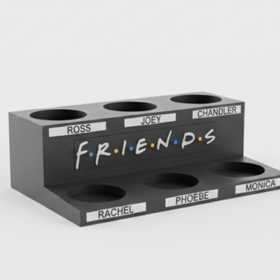 Suporte preto com seis cavidades e nomes dos personagens da série Friends