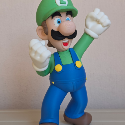 Figura de ação de Luigi com roupa verde e azul em pose animada