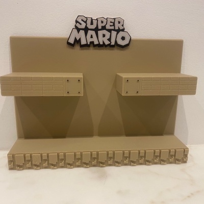 Suporte castanho com design de tijolos e texto SUPER MARIO em relevo