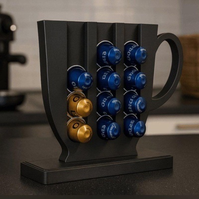 Suporte preto para cápsulas de café em formato de chávena com cápsulas coloridas.