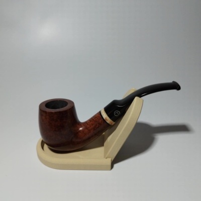 Cachimbo de madeira castanha com boquilha preta curva em suporte de madeira.