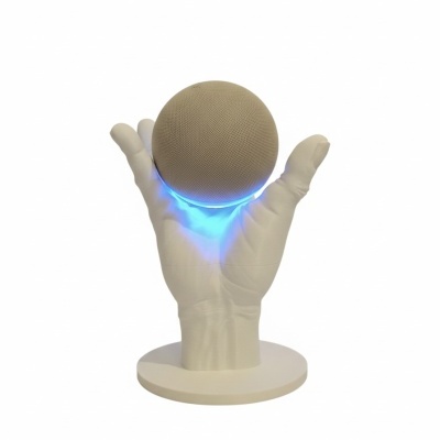 Coluna de som esférica bege em mão branca com luz azul