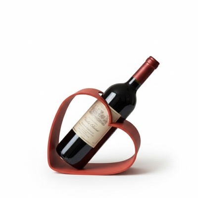 Garrafa de vinho tinto num suporte vermelho em forma de coração