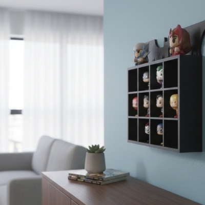 Estante de parede preta com bonecos Funko Pop coloridos em compartimentos quadrados.