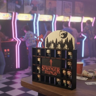 Expositor de colecionáveis Stranger Things com personagens em mesa num salão de jogos retro