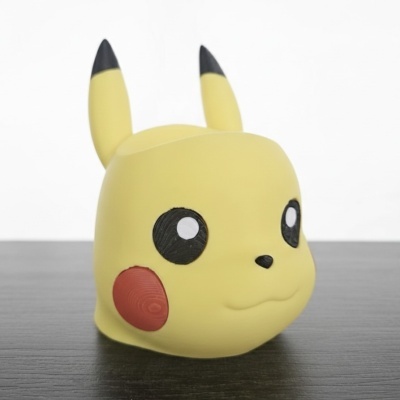 Máscara de cabeça de Pikachu amarela com bochechas vermelhas e orelhas pretas