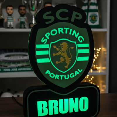 Luz decorativa com escudo do Sporting Portugal e nome BRUNO em verde