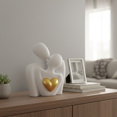 Escultura decorativa branca casal com coração dourado numa cómoda de madeira