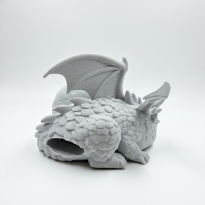 Coluna cinza em forma de dragão com textura escamosa numa superfície branca