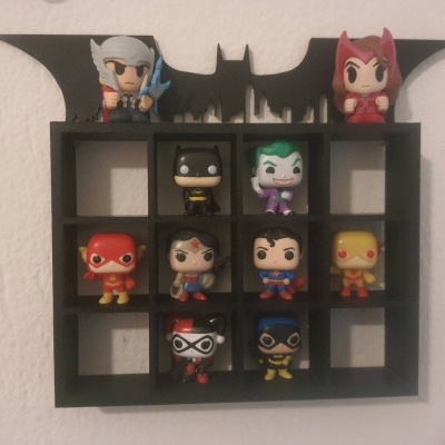 Estante preta com design de morcego e figuras Funko Pop de super-heróis e vilões coloridos