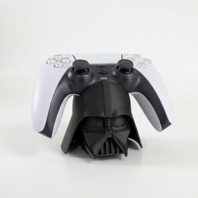 Suporte para comando em forma de capacete de Darth Vader com comando de videojogo por cima