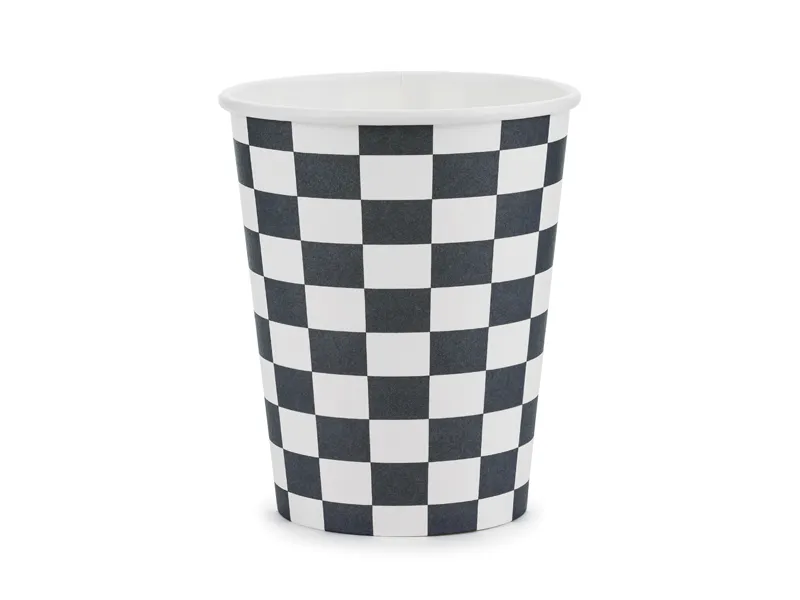 Copo descartável de papel com padrão xadrez preto e branco.