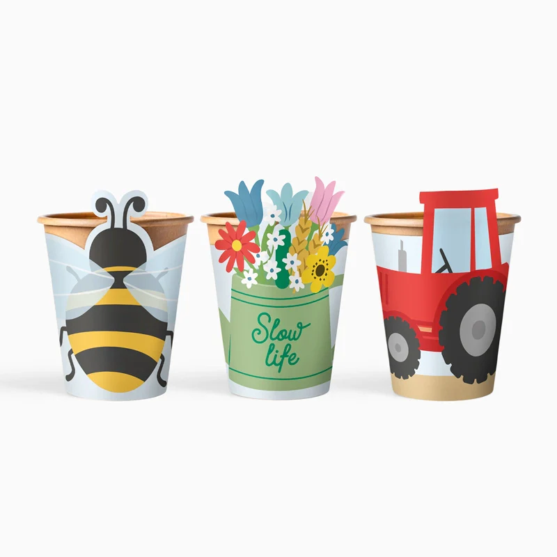 Três copos de papel decorados com abelha, flores e trator