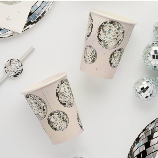 Copos de papel com bolas espelhadas e balões de festa prateados