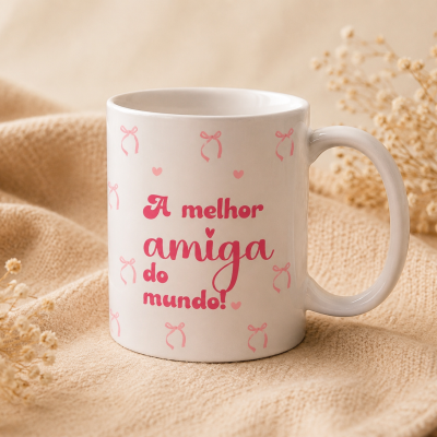Copo branco com texto rosa e laços cor-de-rosa em tecido bege com flores secas