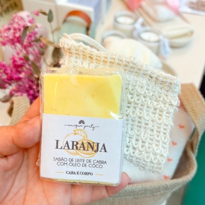 Sabonete amarelo com etiqueta e rede de algodão