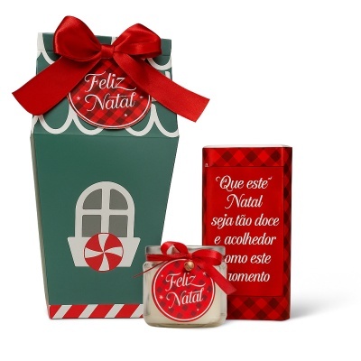 Conjunto de vela e embalagens de Natal com rótulos e decoração vermelha e verde