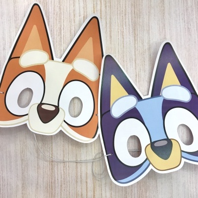 Máscaras de papel de cães coloridos com olhos recortados