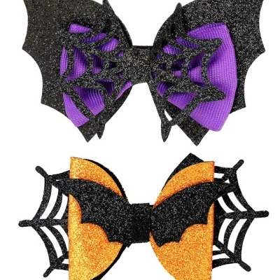 Dois laços decorativos de Halloween em glitter, um roxo com teia de aranha e outro laranja com morcego e teia de aranha.