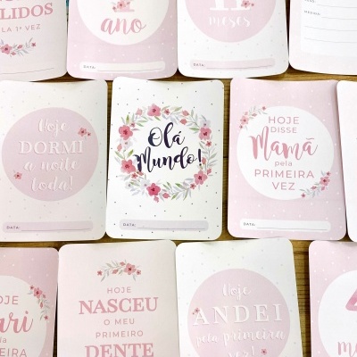 Cartões para bebés em tons rosa e branco com textos em português e decoração floral